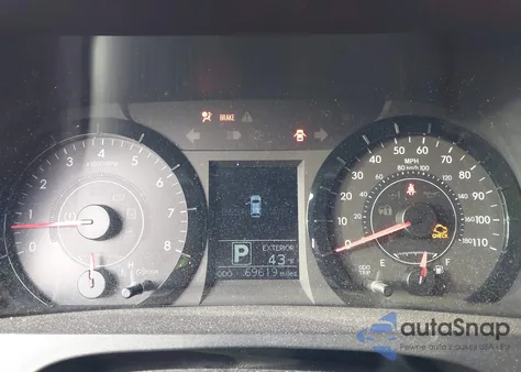 2015 Toyota Sienna Le 8 Passenger z USA, uszkodzony, nr VIN 5TDKK3DC5FS690469